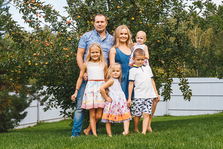 Large family posing for a photo in the backyard. 